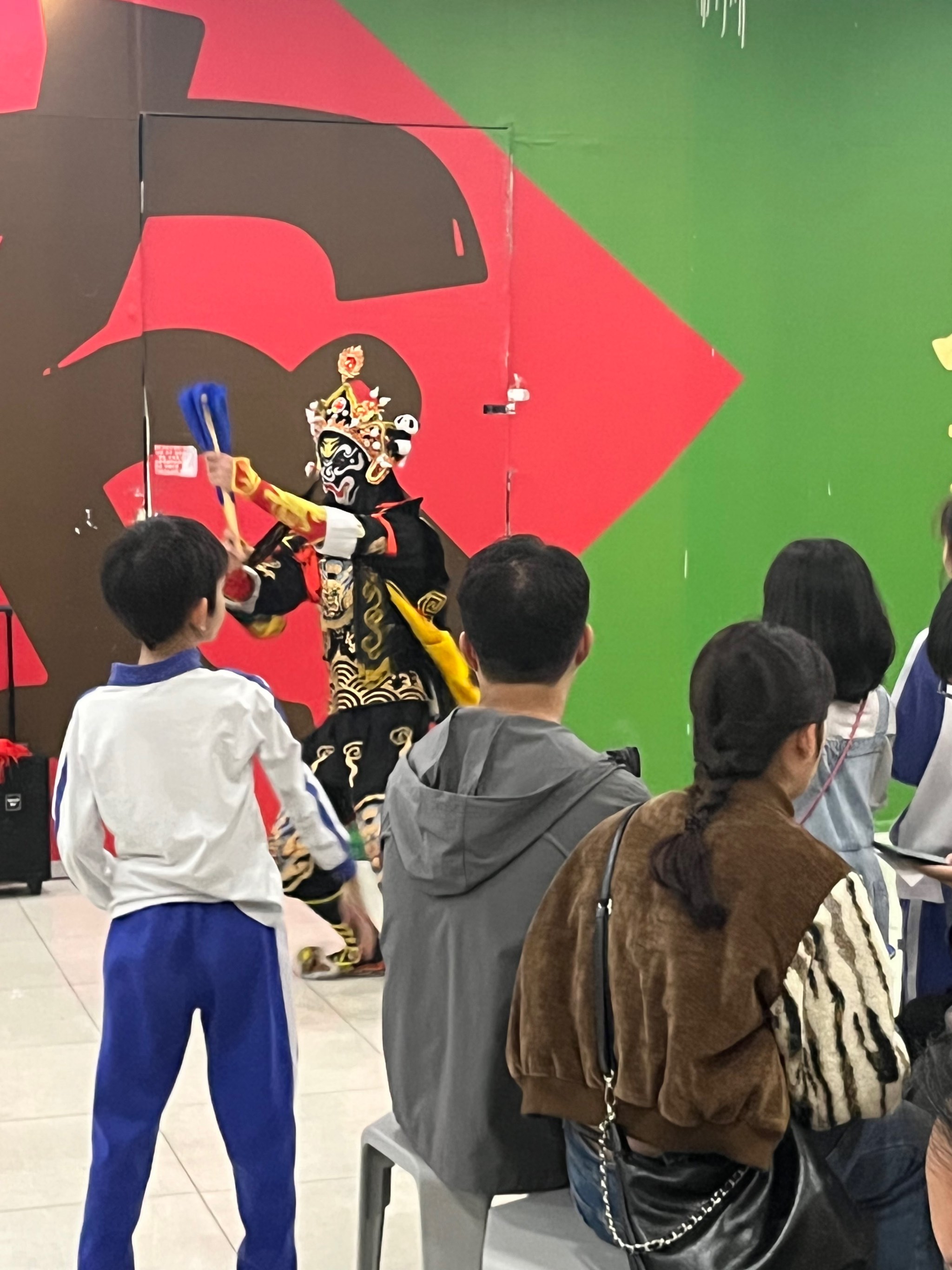 关于比赛中的变数不断，观众目不转睛的信息