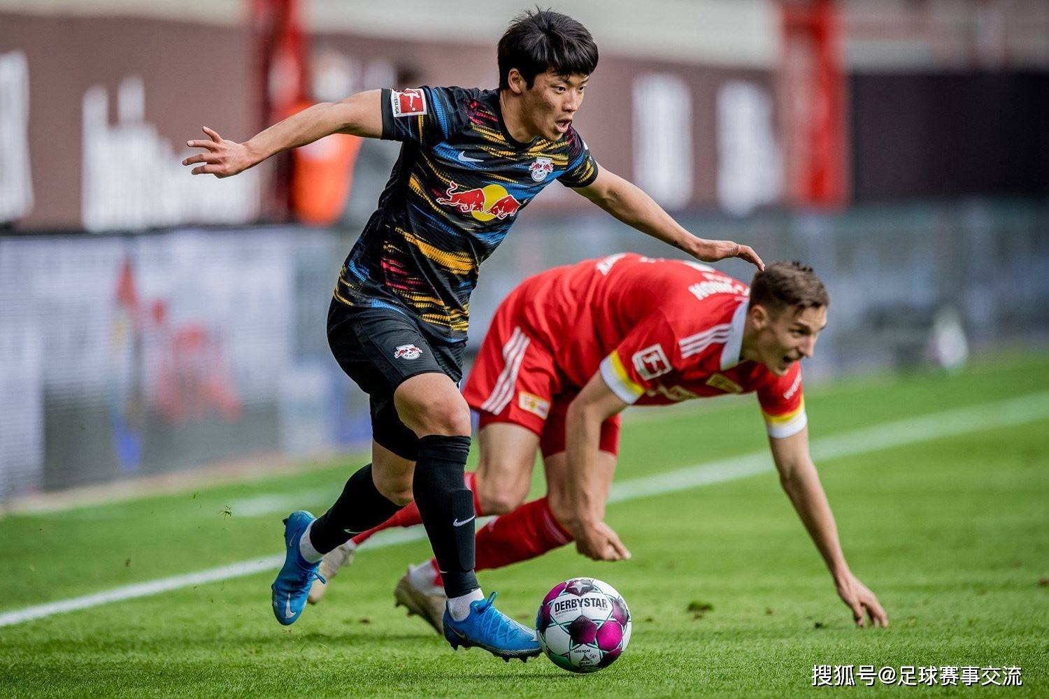 开云下载-足球大赛中激烈较量，球队斗志昂扬