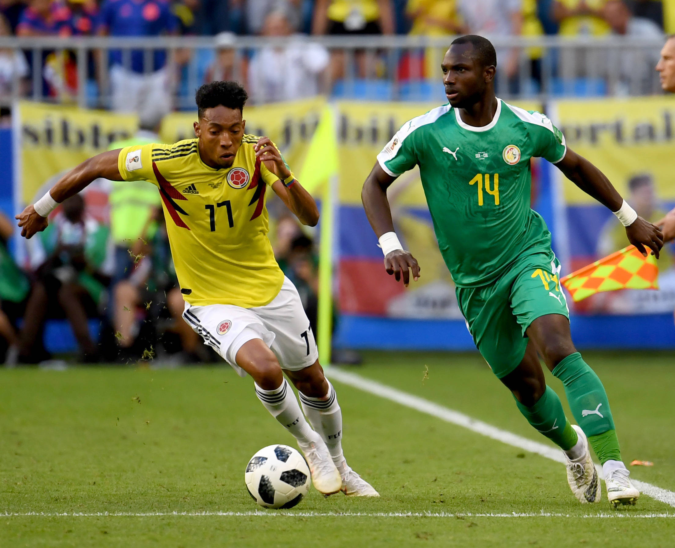 足球大赛中激烈较量,球队斗志昂扬 足球大赛中激烈较量,球队斗志昂扬