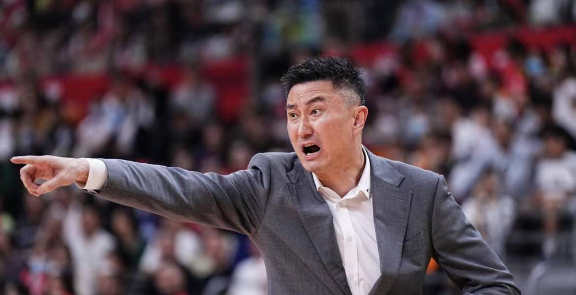 比赛中出现了争议判罚，引发了轩然大波