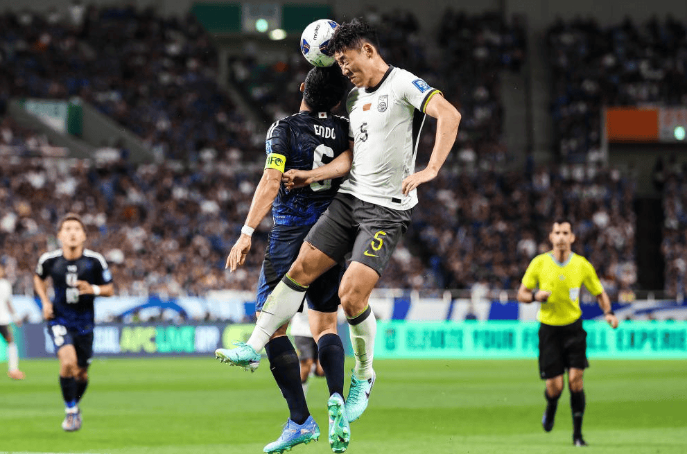 开云体育下载-球队防守操作失误频频，防线攻破不堪一击