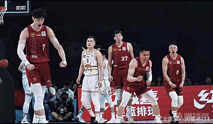 开云平台-足球场上风云变幻，胜利属于勇敢者