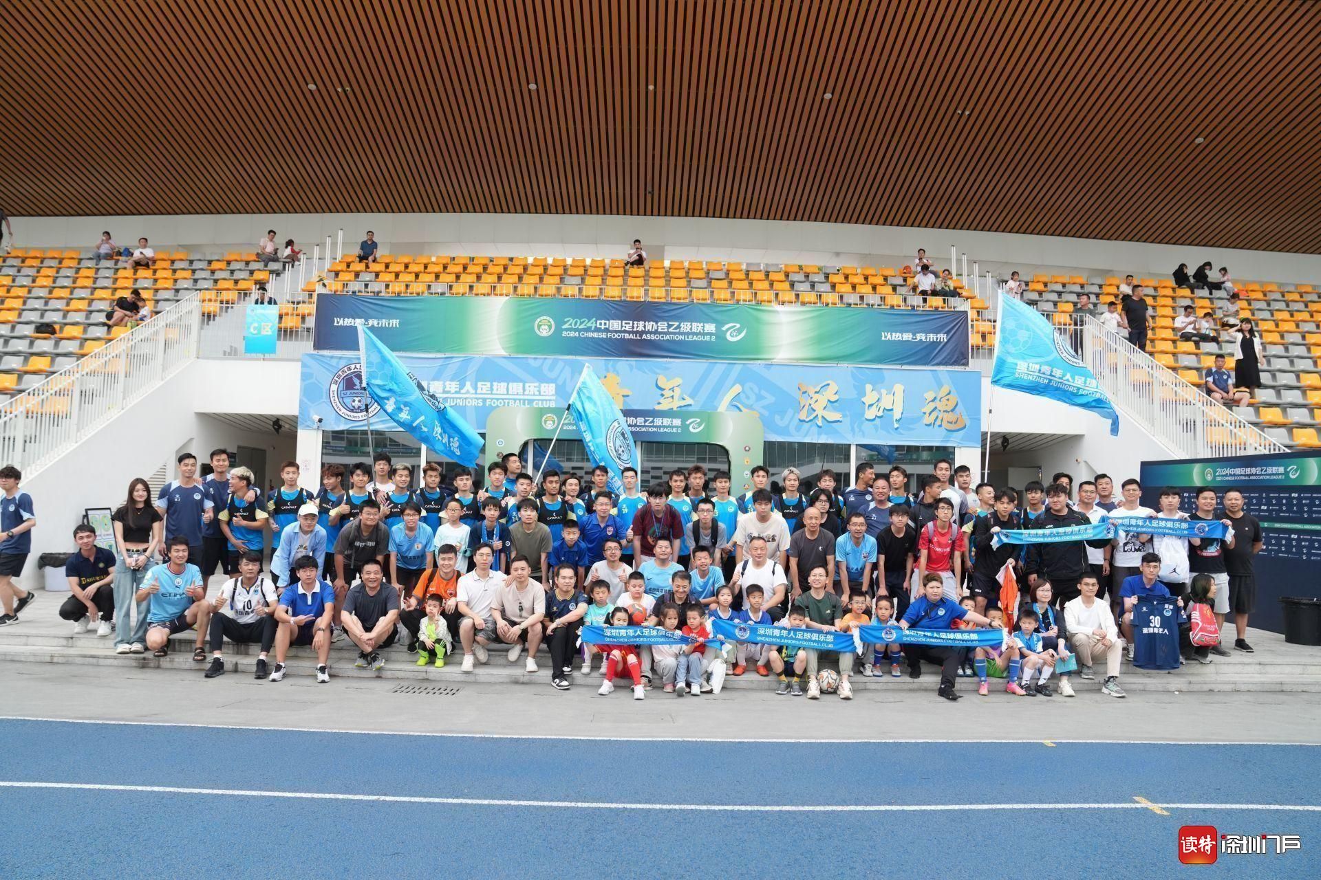 开云体育平台APP-足球热情不减，球迷疯狂挥舞旗帜呐喊助威