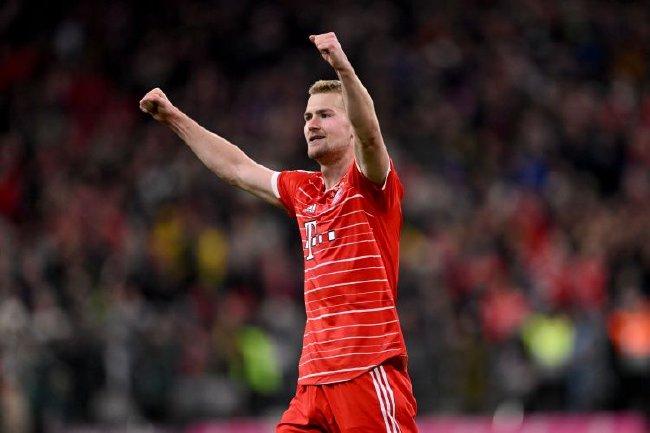 包含球场上的风暴！运动员展现实力与勇气的词条