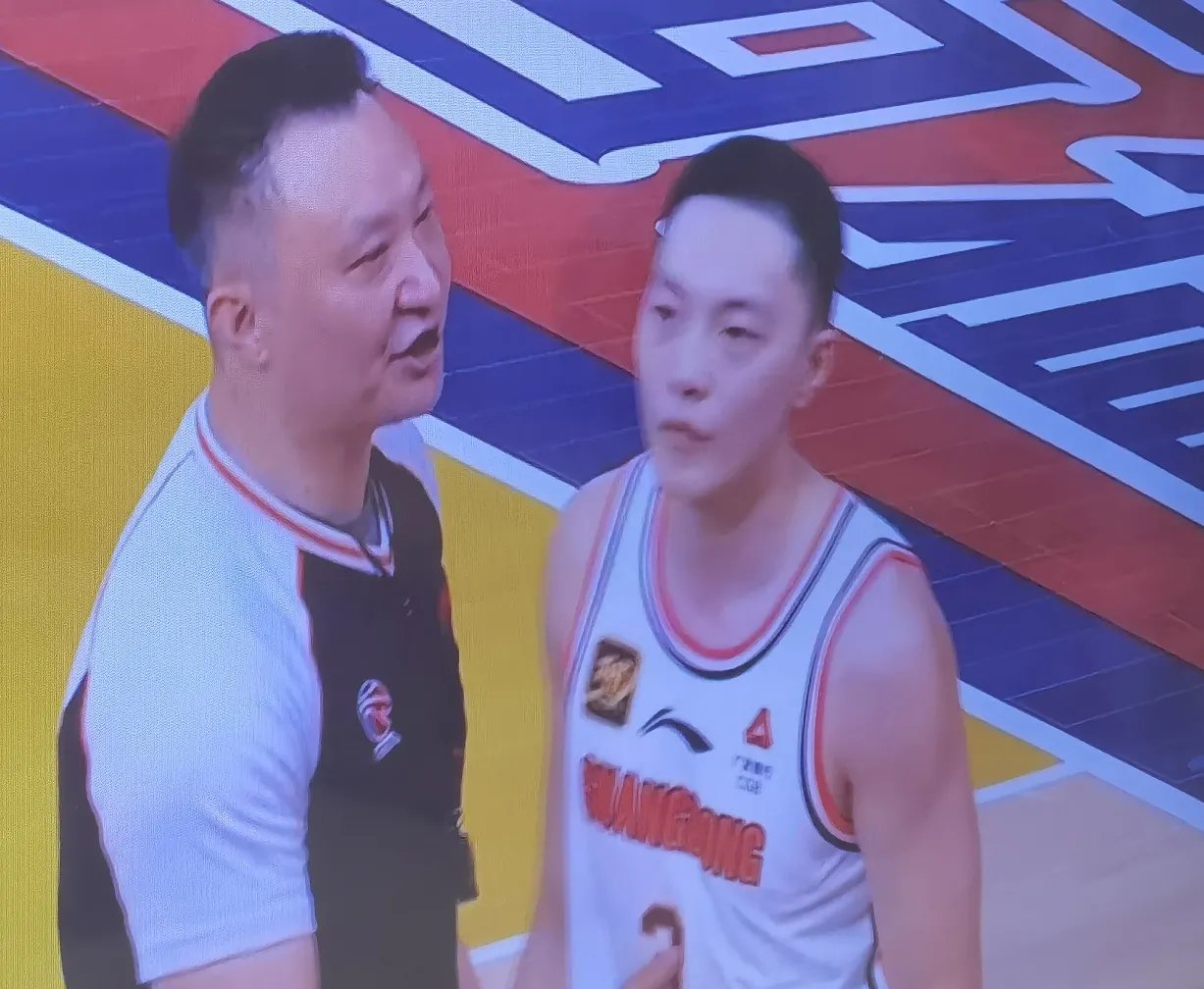 广东宏远主场负山东获四连败,郭士强赛后调侃:下一站带球打篮板的简单介绍 广东宏远主场负山东获四连败,郭士强赛后调侃:下一站带球打篮板的简单介绍