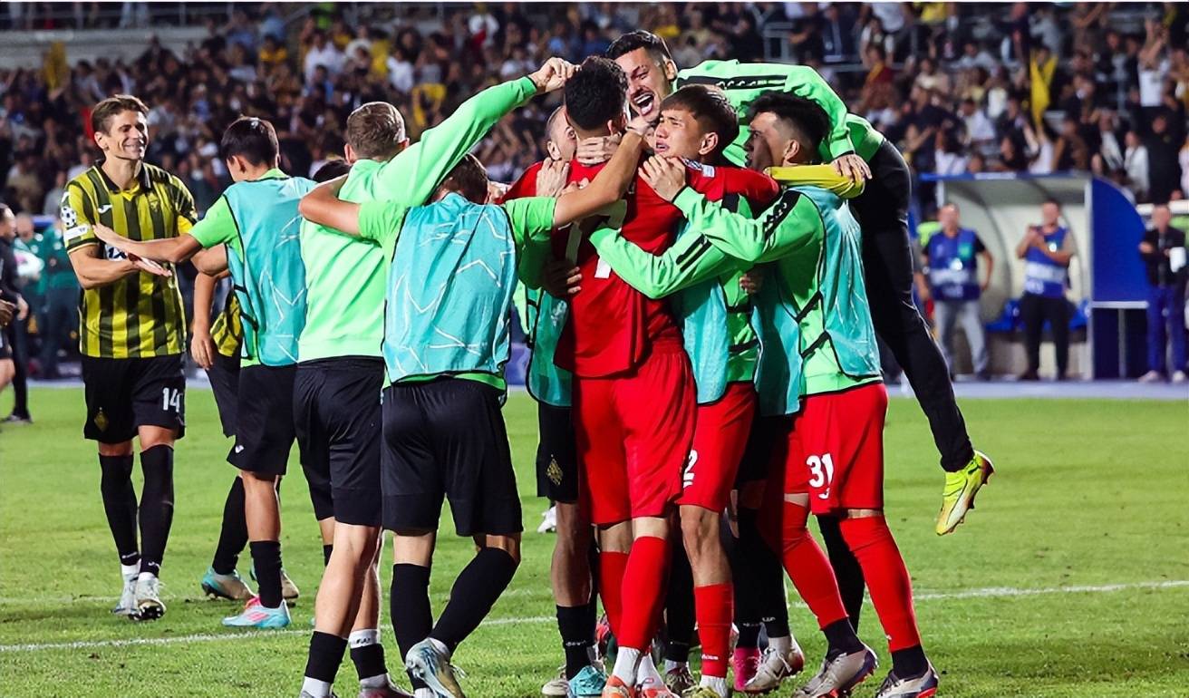 阿贾克斯客场战平巴黎圣日耳曼，不败旅程