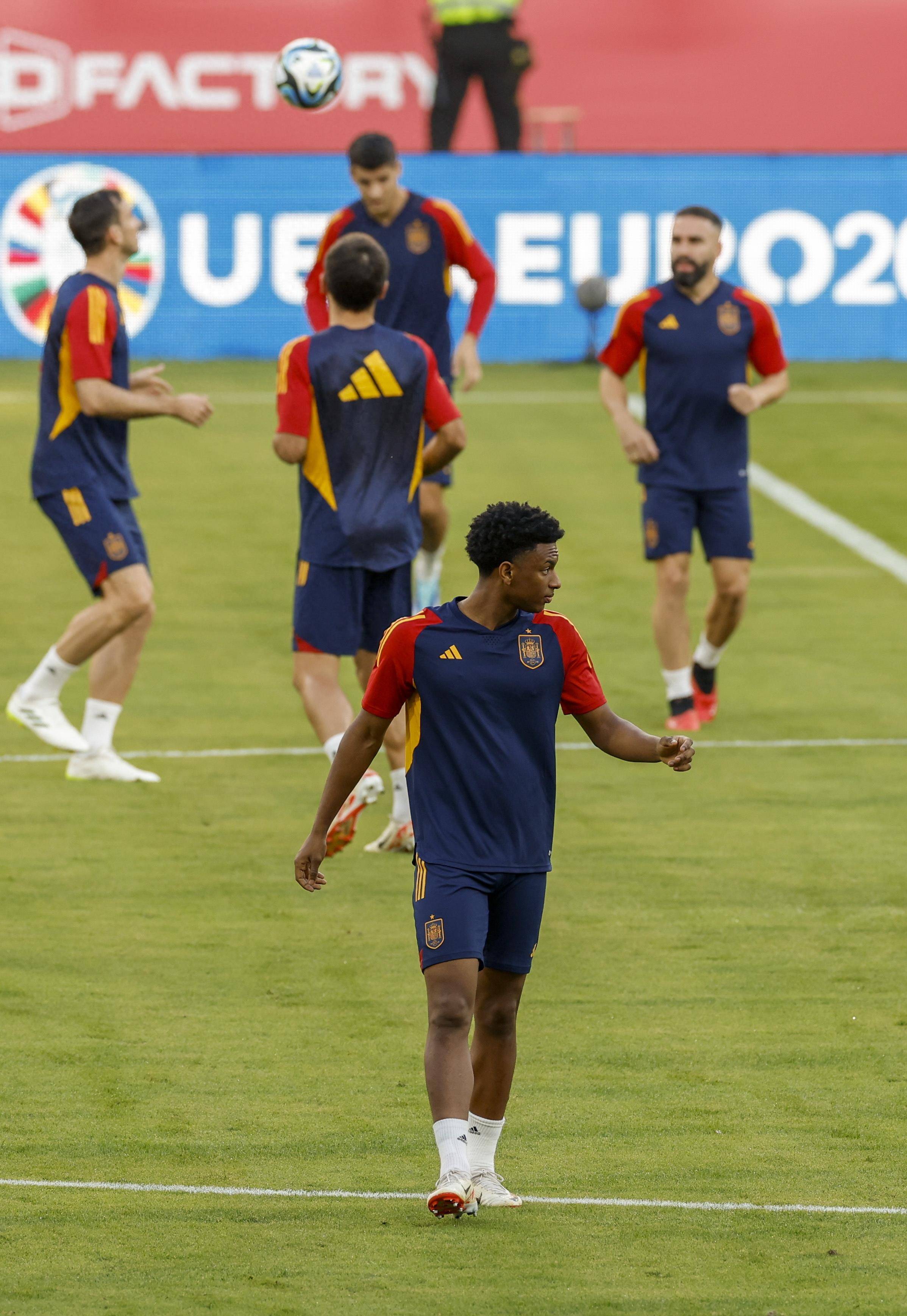 西班牙国家队全力备战小组赛 西班牙国家队全力备战小组赛