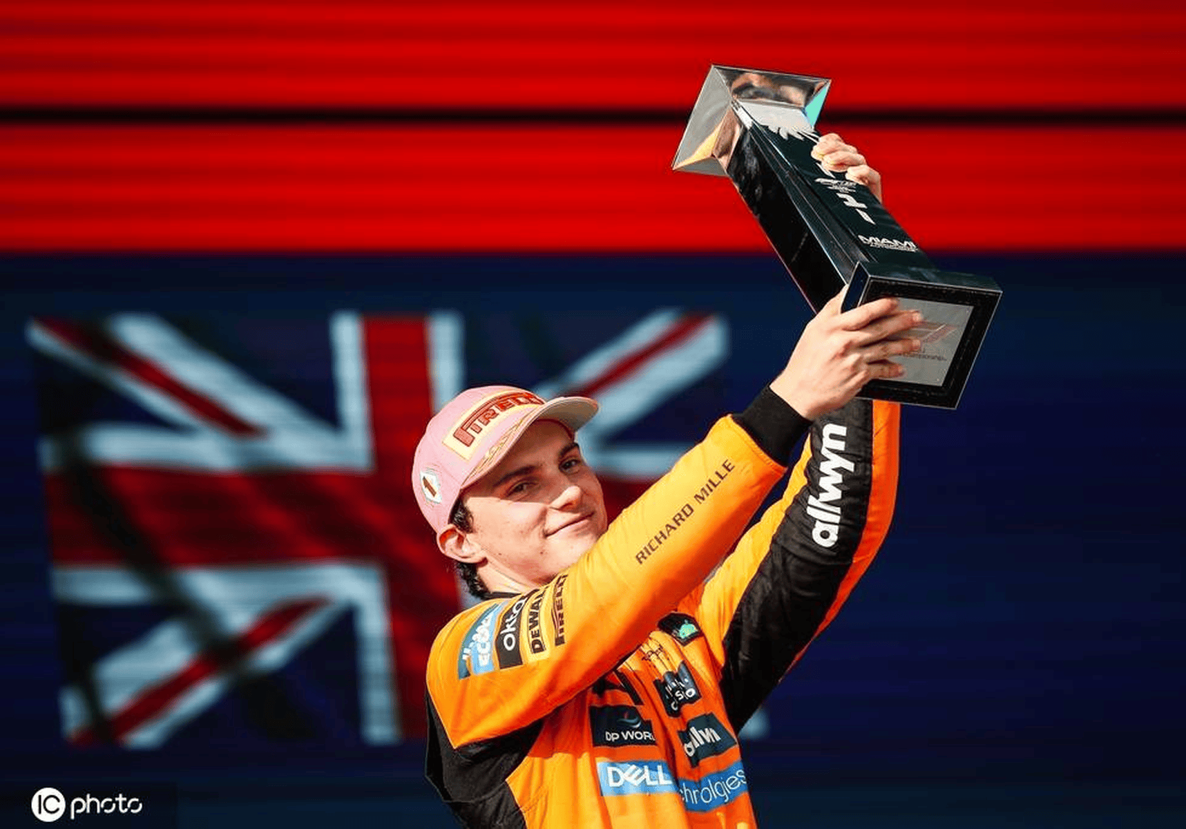 阿斯顿马丁力克迈凯伦,皮亚斯特里点燃赛场 阿斯顿马丁力克迈凯伦,皮亚斯特里点燃赛场