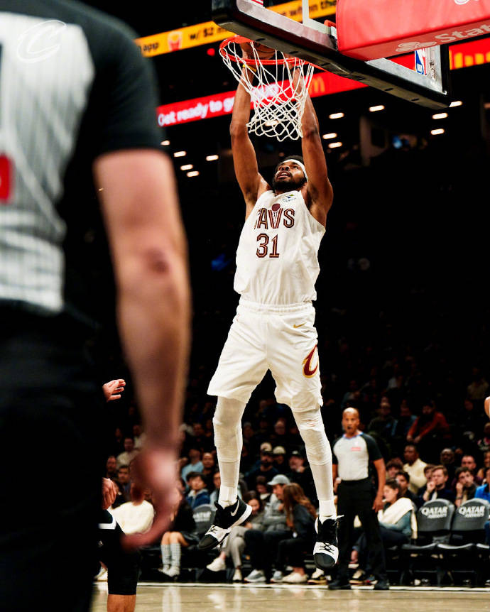 开云体育在线-马刺横扫篮网,米切尔状态火热