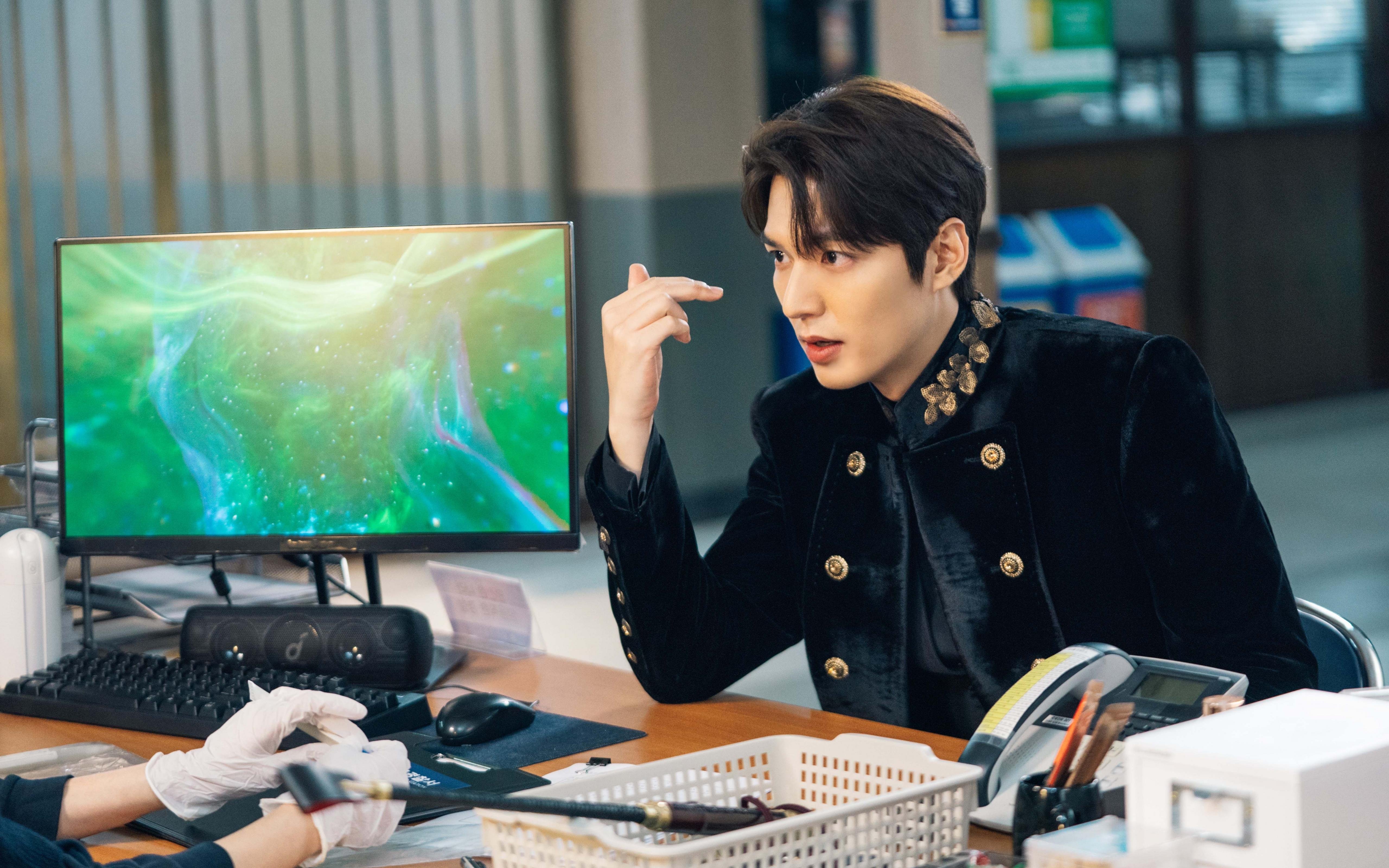 开云体育下载-鹈鹕强压吉林队，杰伦·格林西决生死战接管比赛，篮球之夜的辉煌瞬间